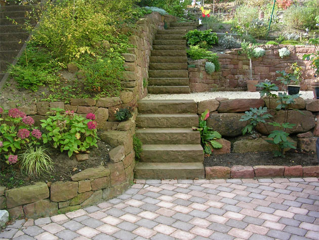 Gartenbau, Landschaftsbau, Hausgarten, Trockenmauern, Sichtschutz, Steingarten, Pflanzungen, Garten-Umgestaltungen, Garten-Neuanlagen, Sitzmauern, Polygonalbelge, Teich, Terrassen, mediterraner Garten, Baumfllungen, Gartenpflege