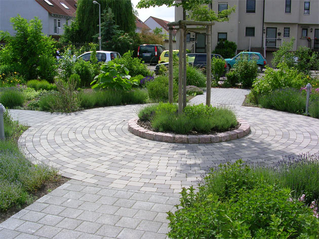 Weg-Kreuzzung aus Betonpflaster Spartana, graumix. Randzeile Granit-Großpflaster, rot Gartenbau, Landschaftsbau, Hausgarten, Trockenmauern, Sichtschutz, Steingarten, Pflanzungen, Garten-Umgestaltungen, Garten-Neuanlagen, Sitzmauern, Polygonalbeläge, Teich, Terrassen, mediterraner Garten, Baumfällungen, Gartenpflege