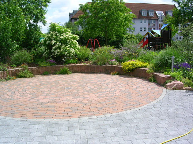 Sitzmauer aus Sandstein-Blocksteinen, Kreis aus Betonpflaster Spartana, braunmix Gartenbau, Landschaftsbau, Hausgarten, Trockenmauern, Sichtschutz, Steingarten, Pflanzungen, Garten-Umgestaltungen, Garten-Neuanlagen, Sitzmauern, Polygonalbeläge, Teich, Terrassen, mediterraner Garten, Baumfällungen, Gartenpflege