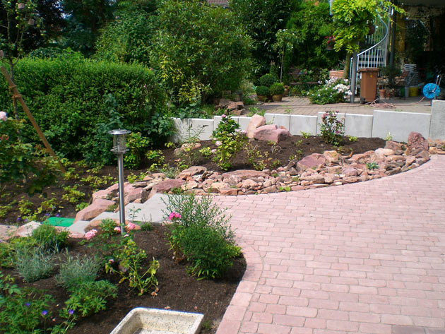 Gartenbau, Landschaftsbau, Hausgarten, Trockenmauern, Sichtschutz, Steingarten, Pflanzungen, Garten-Umgestaltungen, Garten-Neuanlagen, Sitzmauern, Polygonalbeläge, Teich, Terrassen, mediterraner Garten, Baumfällungen, Gartenpflege