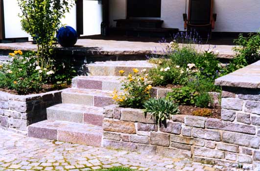Gartenbau, Landschaftsbau, Hausgarten, Trockenmauern, Sichtschutz, Steingarten, Pflanzungen, Garten-Umgestaltungen, Garten-Neuanlagen, Sitzmauern, Polygonalbelge, Teich, Terrassen, mediterraner Garten, Baumfllungen, Gartenpflege