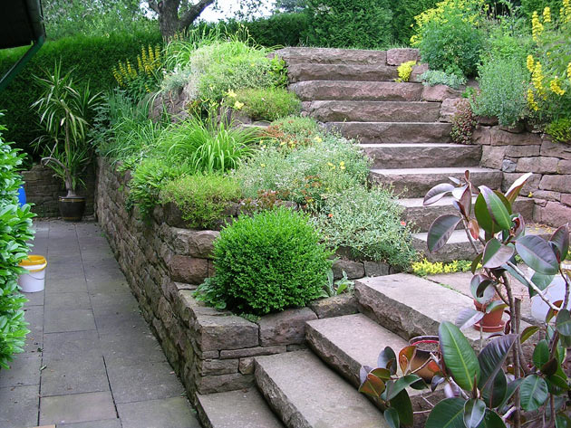 Gartenbau, Landschaftsbau, Hausgarten, Trockenmauern, Sichtschutz, Steingarten, Pflanzungen, Garten-Umgestaltungen, Garten-Neuanlagen, Sitzmauern, Polygonalbelge, Teich, Terrassen, mediterraner Garten, Baumfllungen, Gartenpflege