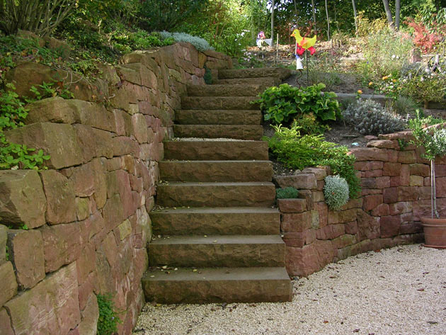 Gartenbau, Landschaftsbau, Hausgarten, Trockenmauern, Sichtschutz, Steingarten, Pflanzungen, Garten-Umgestaltungen, Garten-Neuanlagen, Sitzmauern, Polygonalbelge, Teich, Terrassen, mediterraner Garten, Baumfllungen, Gartenpflege