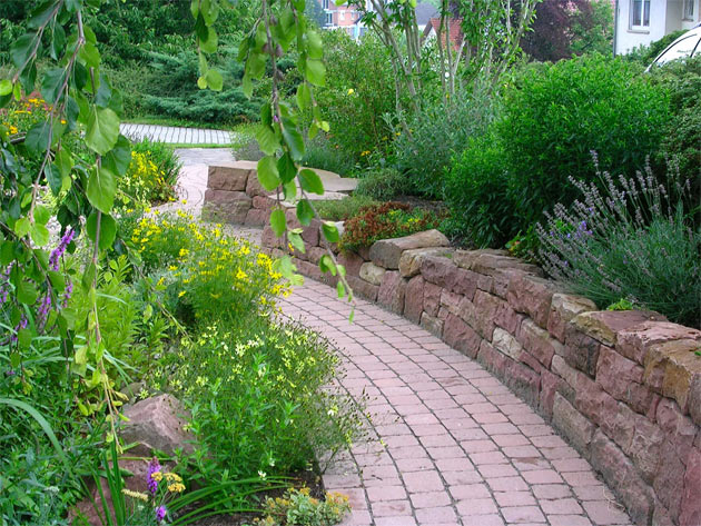 Gartenbau, Landschaftsbau, Hausgarten, Trockenmauern, Sichtschutz, Steingarten, Pflanzungen, Garten-Umgestaltungen, Garten-Neuanlagen, Sitzmauern, Polygonalbelge, Teich, Terrassen, mediterraner Garten, Baumfllungen, Gartenpflege