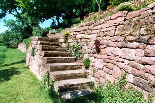 Gartenbau, Landschaftsbau, Hausgarten, Trockenmauern, Sichtschutz, Steingarten, Pflanzungen, Garten-Umgestaltungen, Garten-Neuanlagen, Sitzmauern, Polygonalbeläge, Teich, Terrassen, mediterraner Garten, Baumfällungen, Gartenpflege