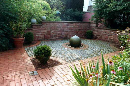 Gartenbau, Landschaftsbau, Hausgarten, Trockenmauern, Sichtschutz, Steingarten, Pflanzungen, Garten-Umgestaltungen, Garten-Neuanlagen, Sitzmauern, Polygonalbeläge, Teich, Terrassen, mediterraner Garten, Baumfällungen, Gartenpflege