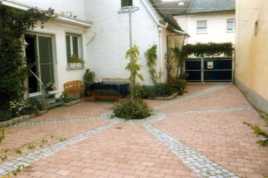 Gartenbau, Landschaftsbau, Hausgarten, Trockenmauern, Sichtschutz, Steingarten, Pflanzungen, Garten-Umgestaltungen, Garten-Neuanlagen, Sitzmauern, Polygonalbeläge, Teich, Terrassen, mediterraner Garten, Baumfällungen, Gartenpflege